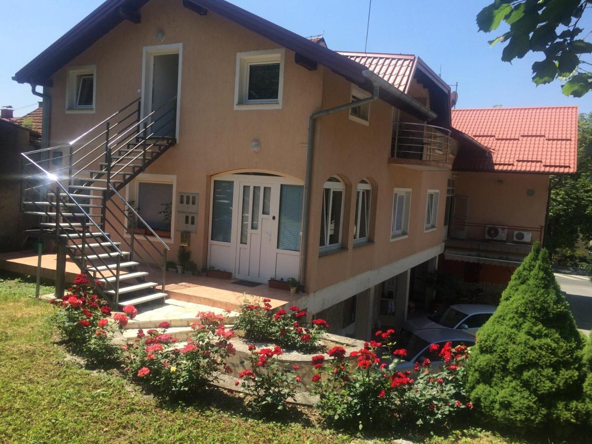 Hostel Jedvaj คาปรินา ภายนอก รูปภาพ