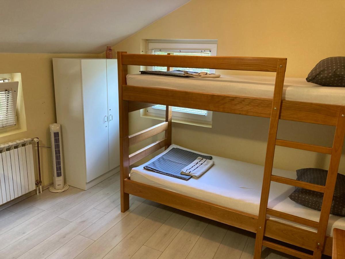 Hostel Jedvaj คาปรินา ภายนอก รูปภาพ