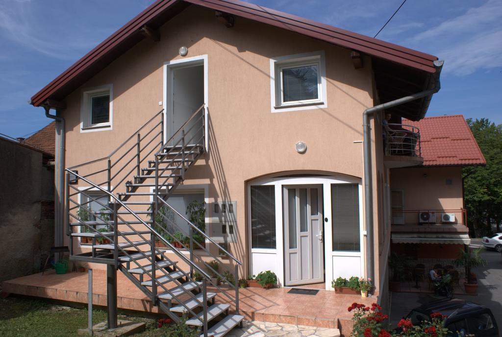 Hostel Jedvaj คาปรินา ภายนอก รูปภาพ