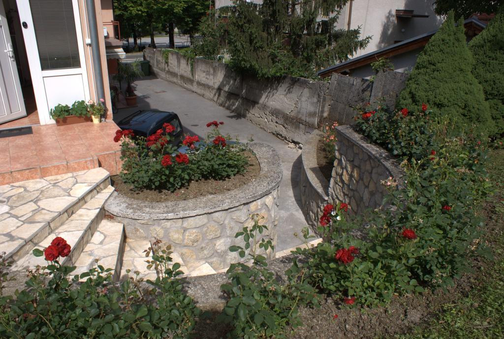 Hostel Jedvaj คาปรินา ภายนอก รูปภาพ